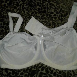 Like new -  Bali Off white Bra with lace